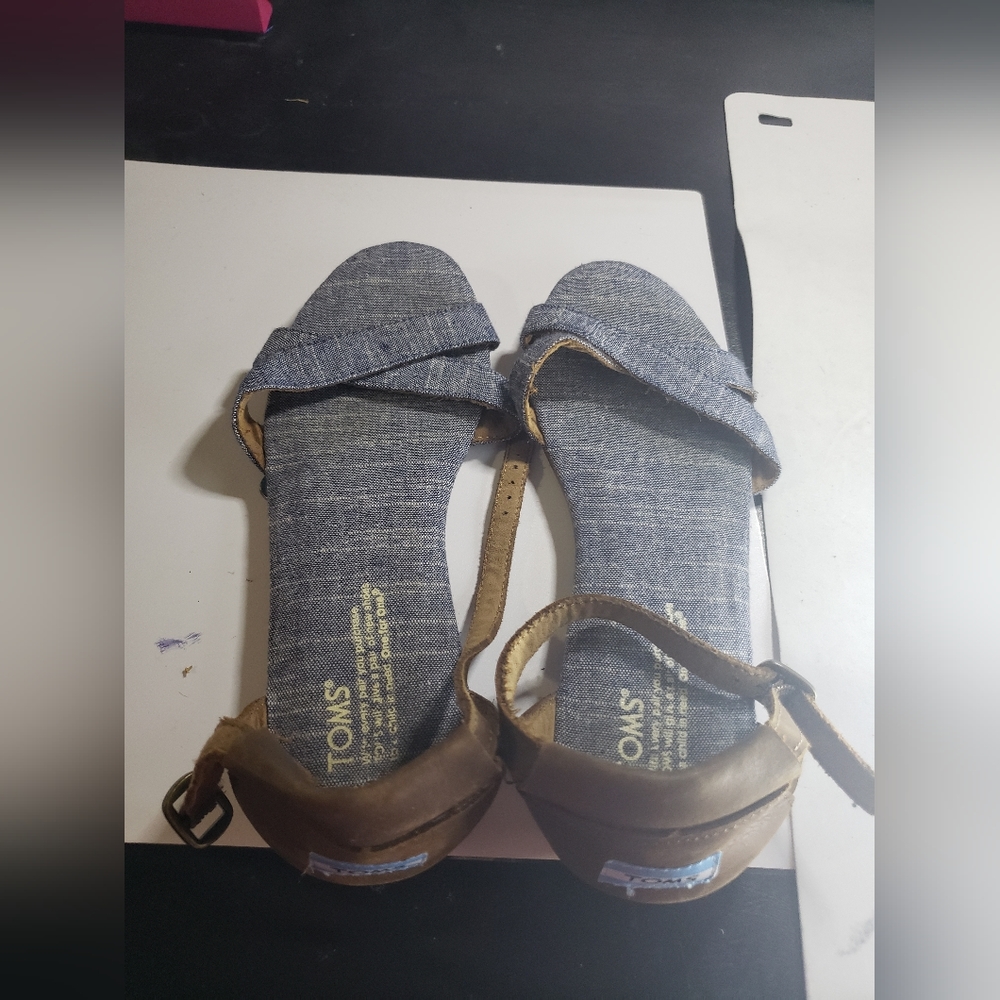 EUC Toms sandals